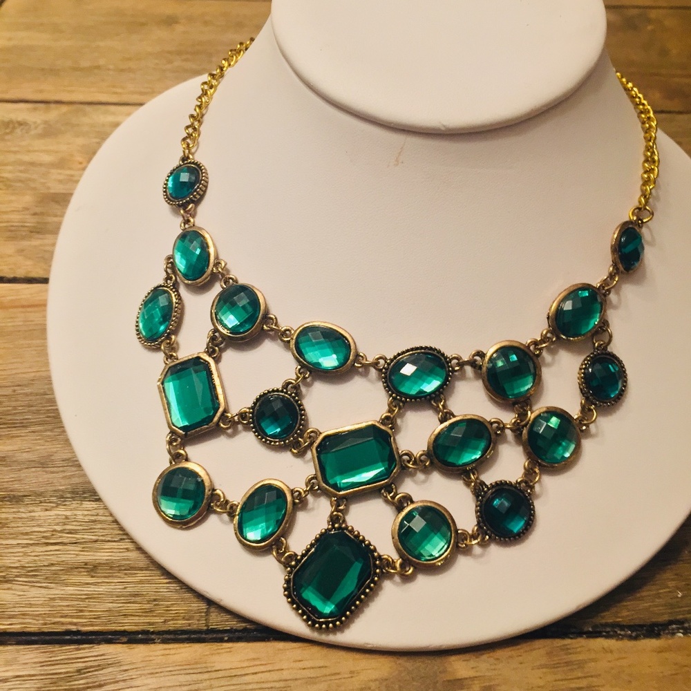Beautiful Emerald Green 3 tiered necklace